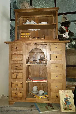 Schubladenschränkchen um 1900 (Kinderschrank 001) – Antik Mitwitz