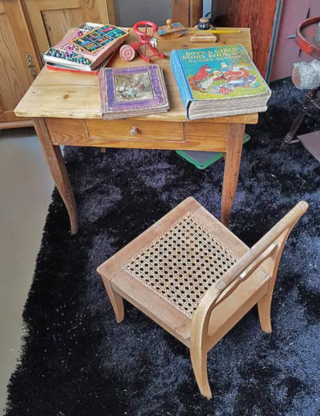 Kl. Kindertisch mit Stuhl (KL_Kindetisch mit Stuhl 00) – Antik Mitwitz