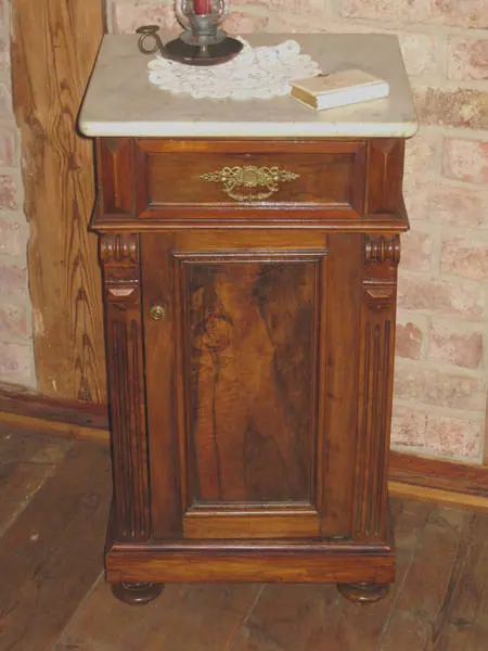 Nachtschrank NaSchr_Gr 019 nach der Restaurierung