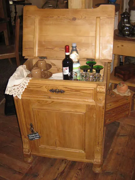Waschschrank nach der Restaurierung