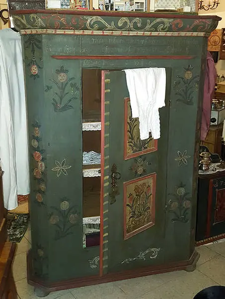 Bemalter Schrank um 1804 (Schr_Bau 004) – Antik Mitwitz